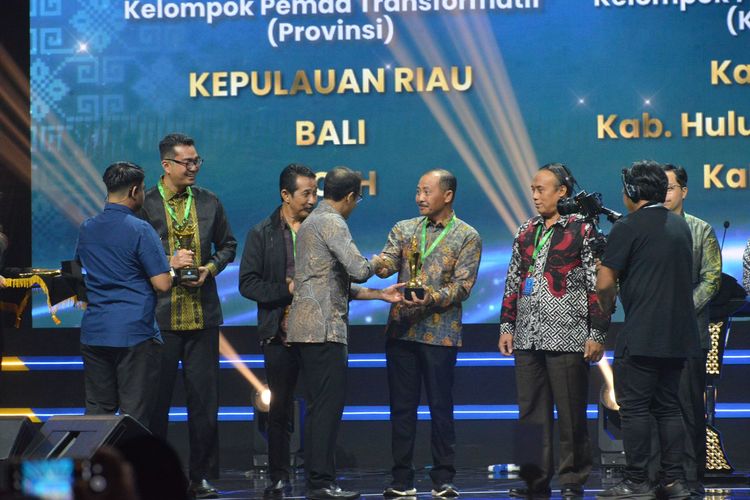 Menteri Pendidikan, Kebudayaan, Riset, dan Teknologi (Mendikbudristek) Nadiem Anwar Makarim saat menyerahkan penghargaan Anugerah Utama Kelompok Pemerintah Daerah (Pemda) Transformatif kepada Pemerintah Provinsi (Pemprov) Kepulauan Riau (Kepri) pada acara penghargaan AMB 2024, Jumat (5/7/2024). (DOK. Humas Kemendikbudristek)