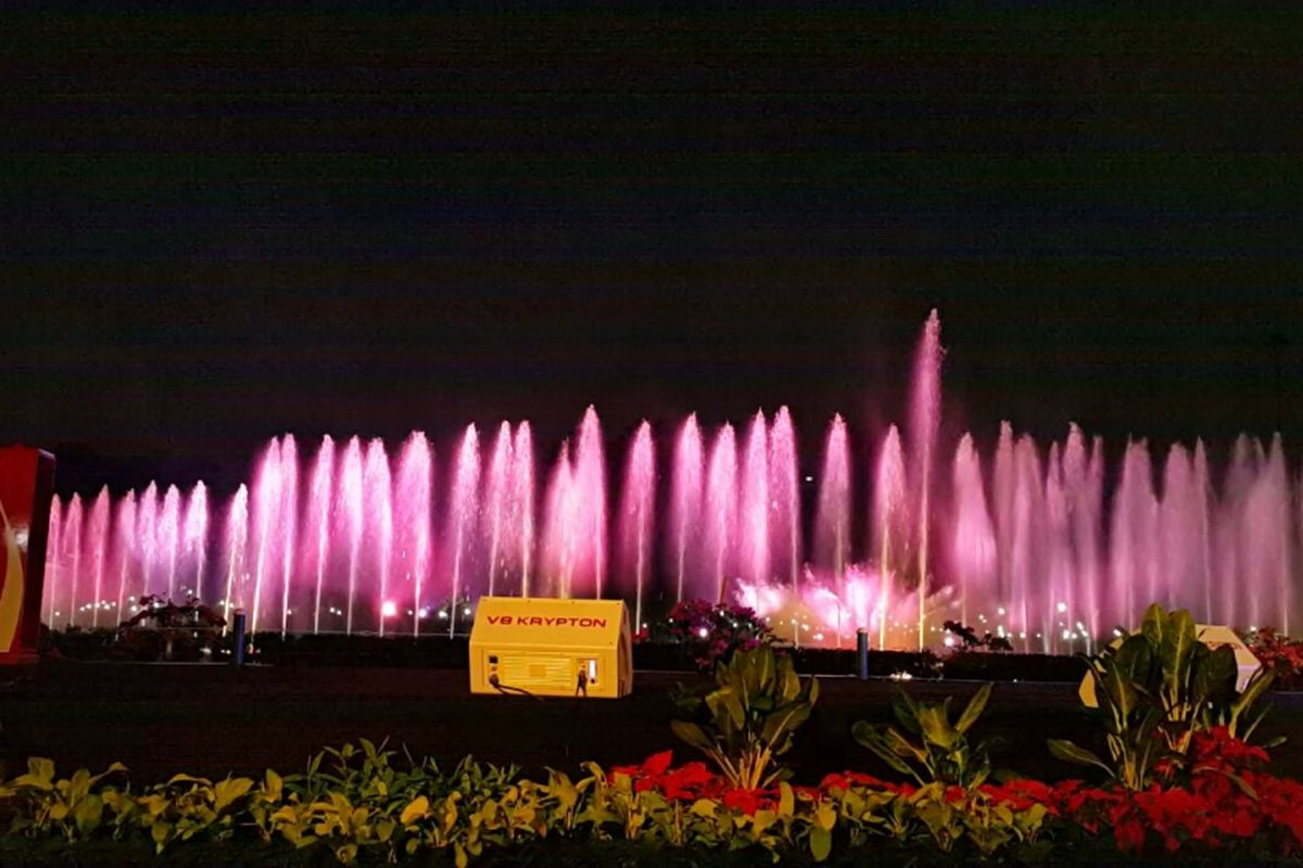 Air mancur menari atau Jakarta Monas Fountain di Monas, Sabtu (12/8/2017) malam.