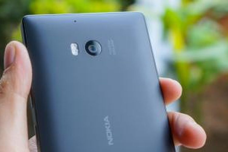 Punggung Lumia 930 kini memuat kamera PureView dengan resolusi mencapai 20 megapixel