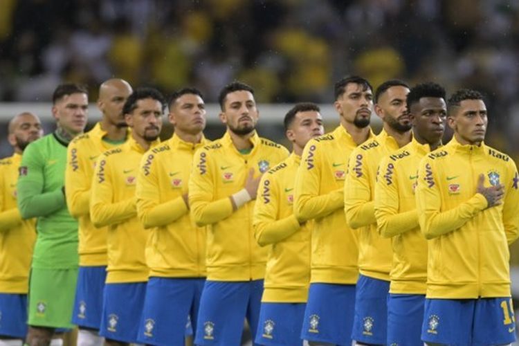 Para pemain timnas Brasil berbaris saat menyanyikan lagu kebangsaan dalam laga kontra Paraguay pada lanjutan Kualifikasi Piala Dunia 2022 Zona Amerika Selatan yang digelar di Stadion Mineirao, Rabu (2/2/2022) pagi WIB. Brasil yang bertengger di puncak klasemen sudah dipastikan lolos ke Piala Dunia 2022 di Qatar.