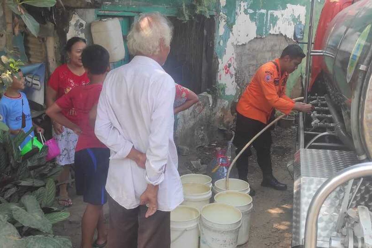 Warga sedang mengantre air bersih di Kecamatan Tenjo, Kabupaten Bogor, Jawa Barat, Jumat (4/8/2023). BPBD Kabupaten Bogor menyalurkan 260.000 liter air bersih kepada warga
