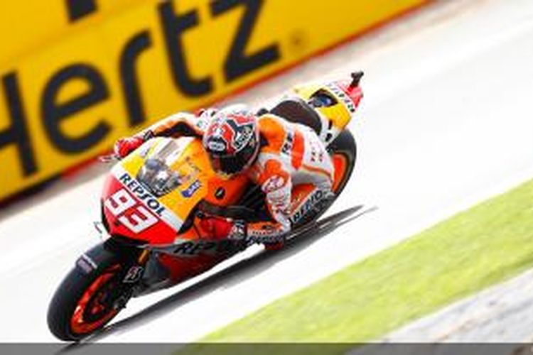 Pebalap Honda asal Spanyol, Marc Marquez melintasi Sirkuit Silverstone pada sesi kualifikasi GP Inggris, Sabtu (31/8/2013).