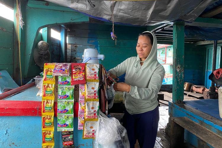 Warung kopi didirikan di dalam kapal bekas yang bersandar di Pelabuhan Nizam Zachman, Jakarta Utara. Eni (44) salah satu pedagang mengaku telah berjualan di kawasan itu sejak setahun belakangan. 