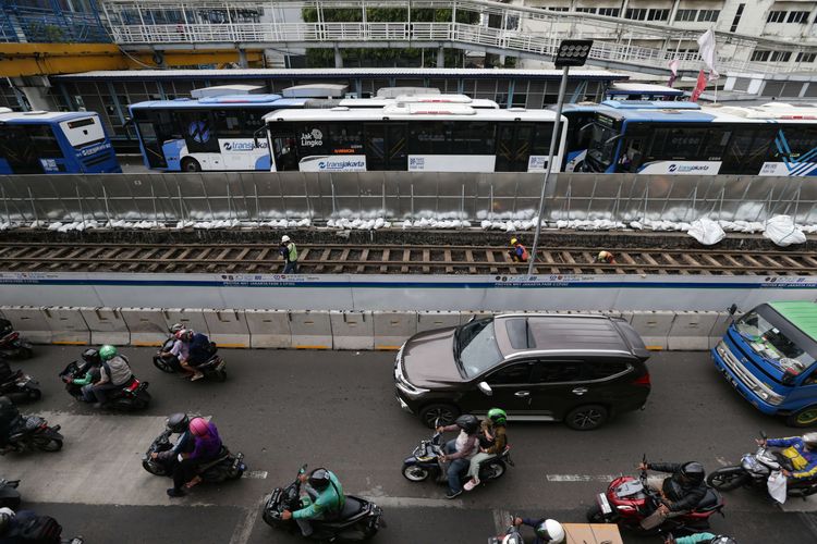 Potongan rel trem kuno sepanjang 1,4 kilometer di area proyek MRT Jakarta fase 2A di kawasan Harmoni, Jakarta Pusat, Jumat (18/11/2022). Komponen rel trem kuno yang ditemukan terdiri dari batang rel, lempengan penyambung batang rel, bantalan rel, dan batuan ballast.