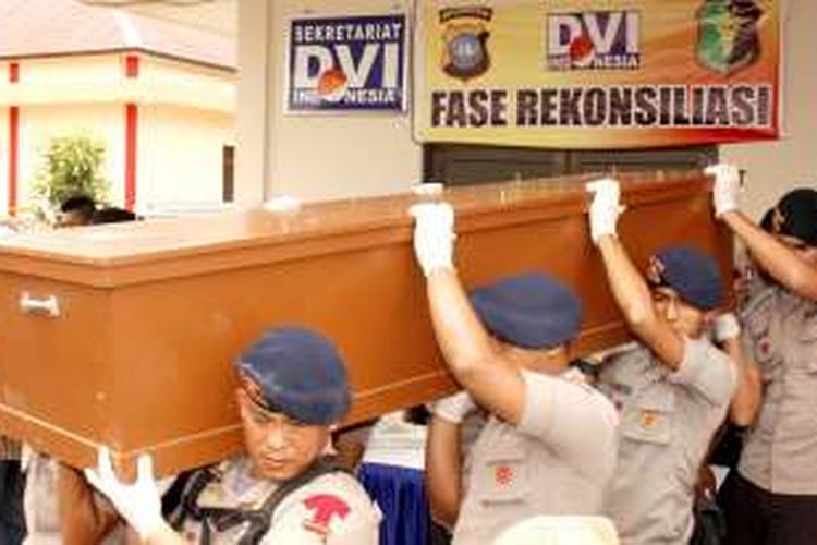Korban Kapal Karam - Polisi menyerahkan jenazah Desi (20) kepada keluarganya, Kamis (3/11/2016), di Batam, Kepulauan Riau. Desi merupakan salah satu korban tewas setelah kapal pengangkut pekerja migran ilegal karam di perairan Batam pada Rabu (2/11) pagi.