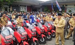 Perkuat Kinerja Kades dan Lurah, Bupati Jekek Hibahkan Sepeda Motor Baru ke Mereka