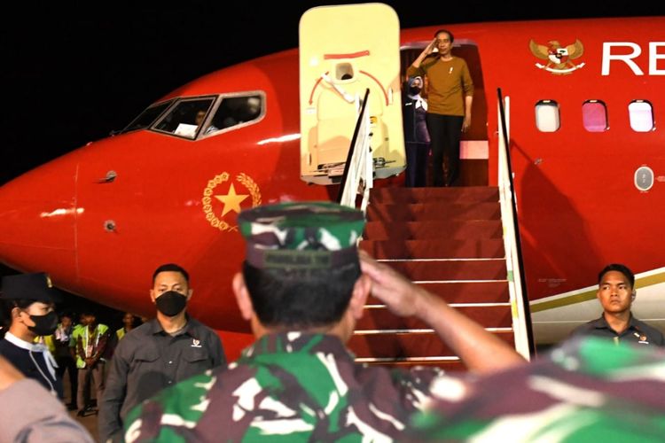 Presiden Joko Widodo saat akan lepas landas kembali ke Jakarta melalui Bandar Udara Sentani, Kabupaten Jayapura, pada Selasa (21/3/2023).