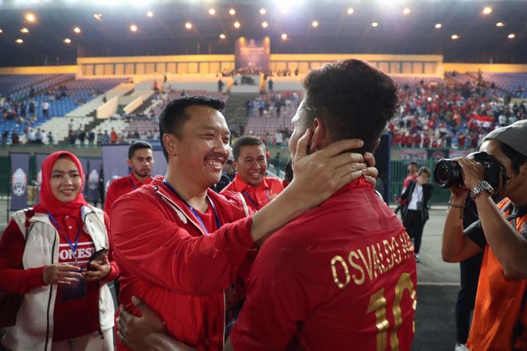 Menpora Imam Nahrawi (kiri) memeluk penyerang timnas U-22 Indonesia, Osvaldo Haay, usai timnas U-22 menang 2-1 atas Thailand dalam final Piala AFF U-22 di Kamboja, Selasa (26/2/2019).