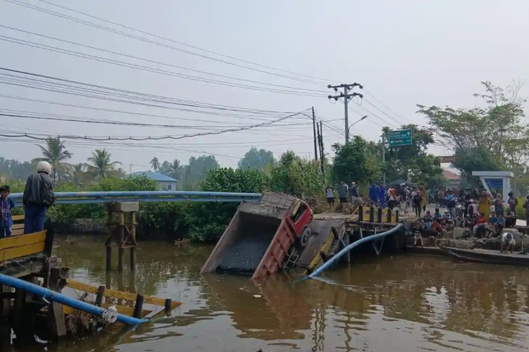 Kronologi Jembatan Mantuil Banjarmasin Ambruk: Truk Terperosok hingga Nyungsep ke Sungai
