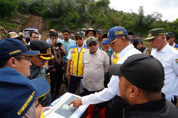 Tinjau Banjir Bandang Tanah Datar, Menteri PU Pastikan Perbaikan Irigasi Dikebut Demi Musim Tanam