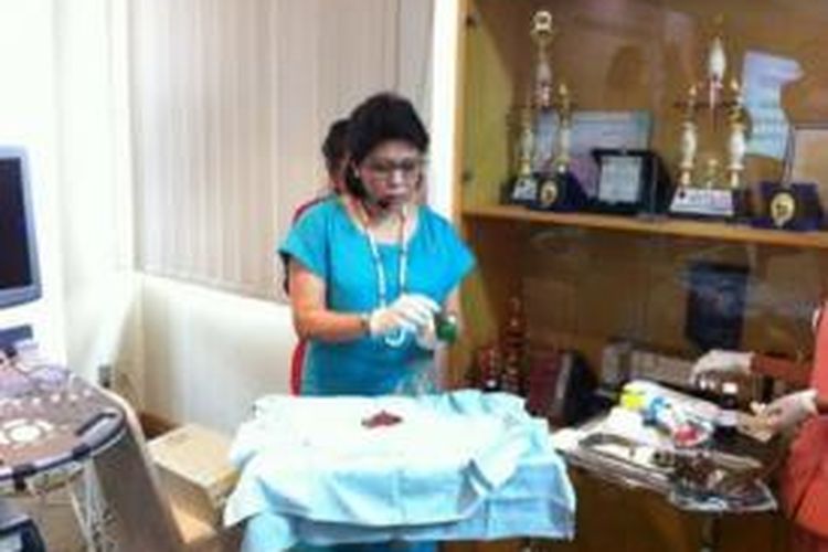 Dokter spesialis bedah konsultan payudara Alfiah Amiruddin tengah melakukan simulasi biopsi core needle mammotome.