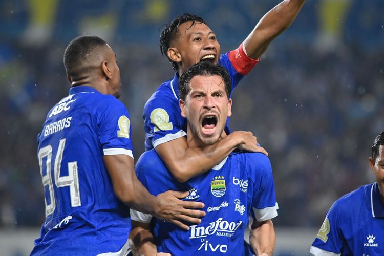 Pemain Persib Bandung, Thom Haye, saat merayakan gol dengan rekan-rekannya pada laga pekan ke-20 Super League 2025-2026 melawan Malut United di Stadion Gelora Bandung Lautan Api (GBLA), Sabtu (6/2/2026).