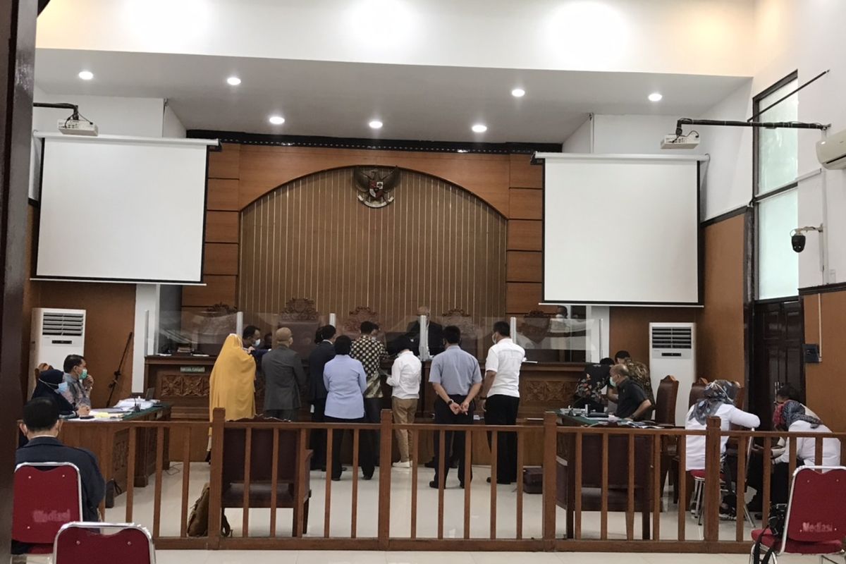 Sidang praperadilan kasus penghasutan dan kerumunan, Rizieq Shihab kembali digelar pada Rabu (6/1/2021) siang. Tim kuasa hukum Rizieq Shihab selaku pemohon dan pihak kepolisian selaku termohon dijadwalkan menyerahkan bukti-bukti ke hakim.