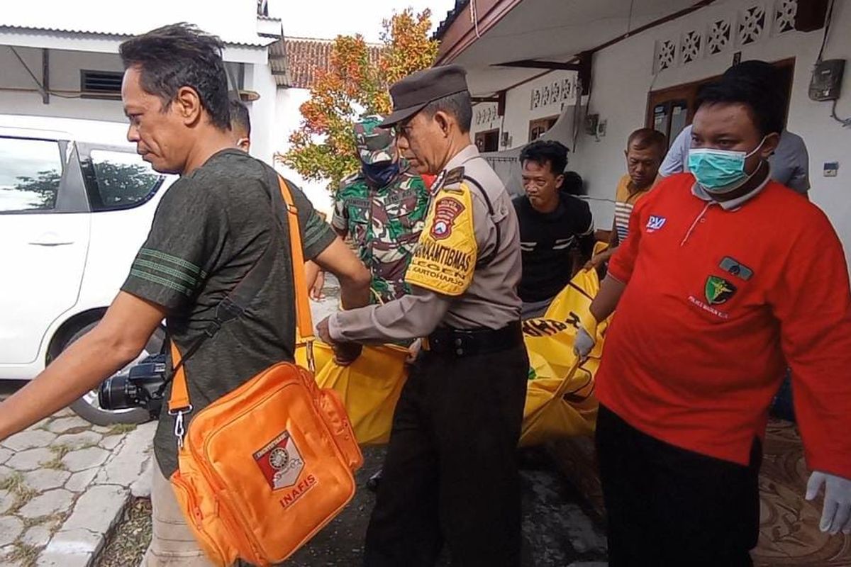 EVAKUASI—Aparat Polsek Kartoharjo-Madiun bersama warga mengevakuasi jasad Edy Santoso (46) yang ditemukan tewas di kamar kosnya di Jalan Jati Jajar, Kecamatan Kartoharjo, Kota Madiun, Jawa Timur, Senin (17/10/2022)