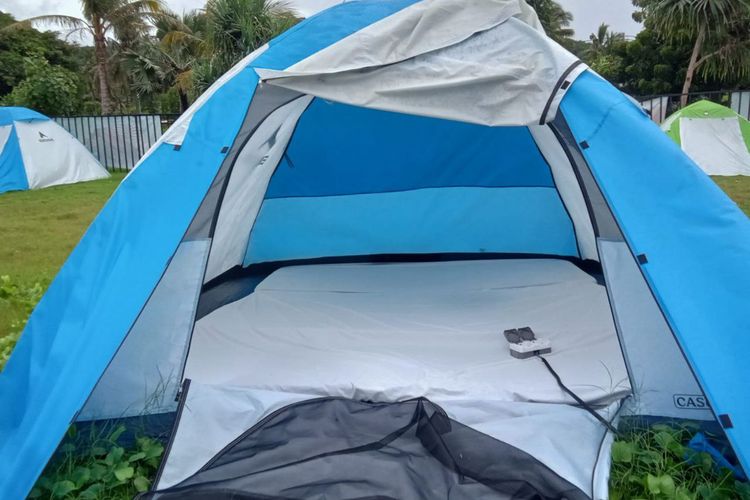 Tenda di camping ground Pantai Kuta Mandalika.