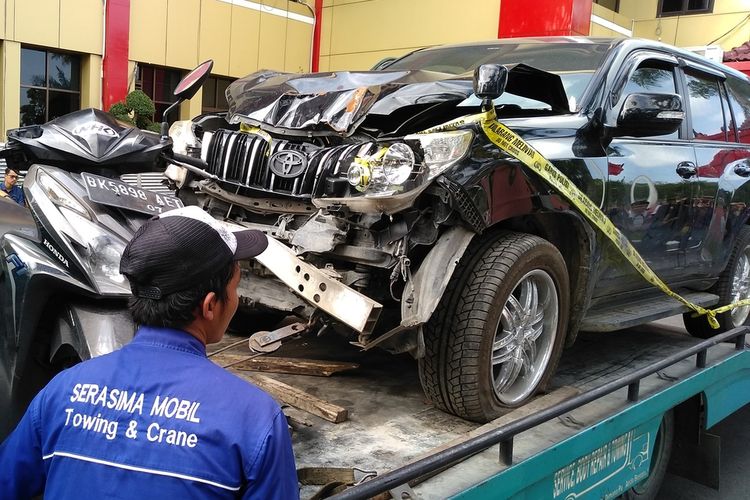 Seseorang melintas di depan mobil Prado milik hakim PN Medan Jamaluddin dan sepeda motor Honda Vario yang dikendarai Reza saat membuang jasad korban ke Kutalimbaru, Deli Serdang.