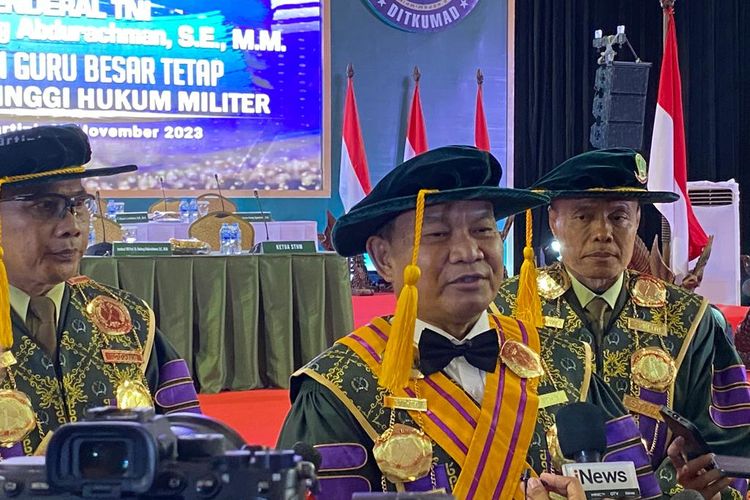 Mantan Kepala Staf TNI AD Jenderal Dudung Abdurachman dikukuhkan sebagai guru besar Sekolah Tinggi Hukum Militer (STHM), pada Selasa (7/11/2023).  Pengukuhan itu digelar di Balai Kartini, Jakarta Selatan
