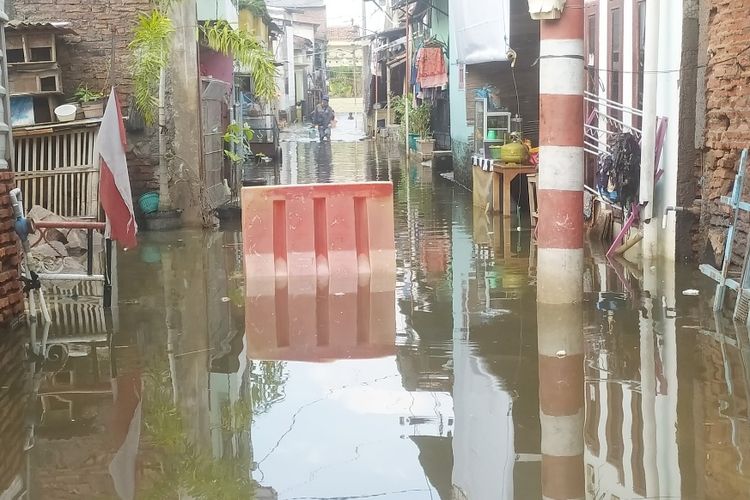 Banjir rob di kawasan Tambaklorok, Kota Semarang, Jawa Tengah. Senin (8/8/2022)