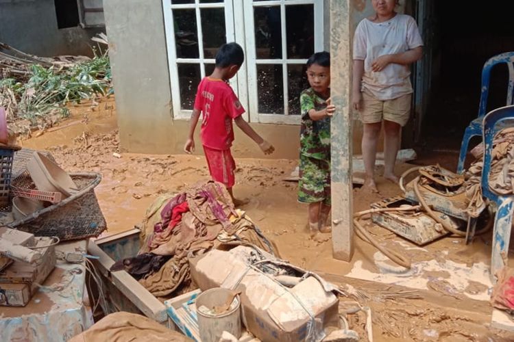 Sejumlah warga desa Nusa Kenyikap, Kecamatan Belimbing, Kabupaten Melawi, Kalimantan Barat, mengemasi barang-barang di rumah mereka yang rusak akibat banjir bandang bercamput lumpur.