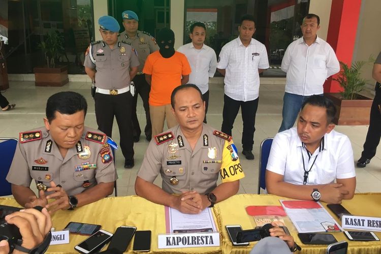 Tim Saber Pungli Polresta Barelang akhirnya menetapkan satu tersangka dari kasus Operasi Tangkap Tangan (OTT) di lingkungan Dinas Perikanan Kota Batam. Satu tersangka tersebut yakni inisial AS, dimana AS diduga sebagai pelaku pungutan liar (Pungli) dalam pengurusan surat pembelian minyak bersubsidi untuk nelayan Batam.