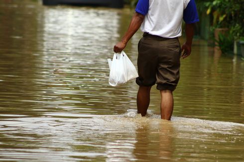 Tanggul Kali Bekasi di Perumahan Delta Pekayon Jaya Jebol akibat Cuaca Buruk