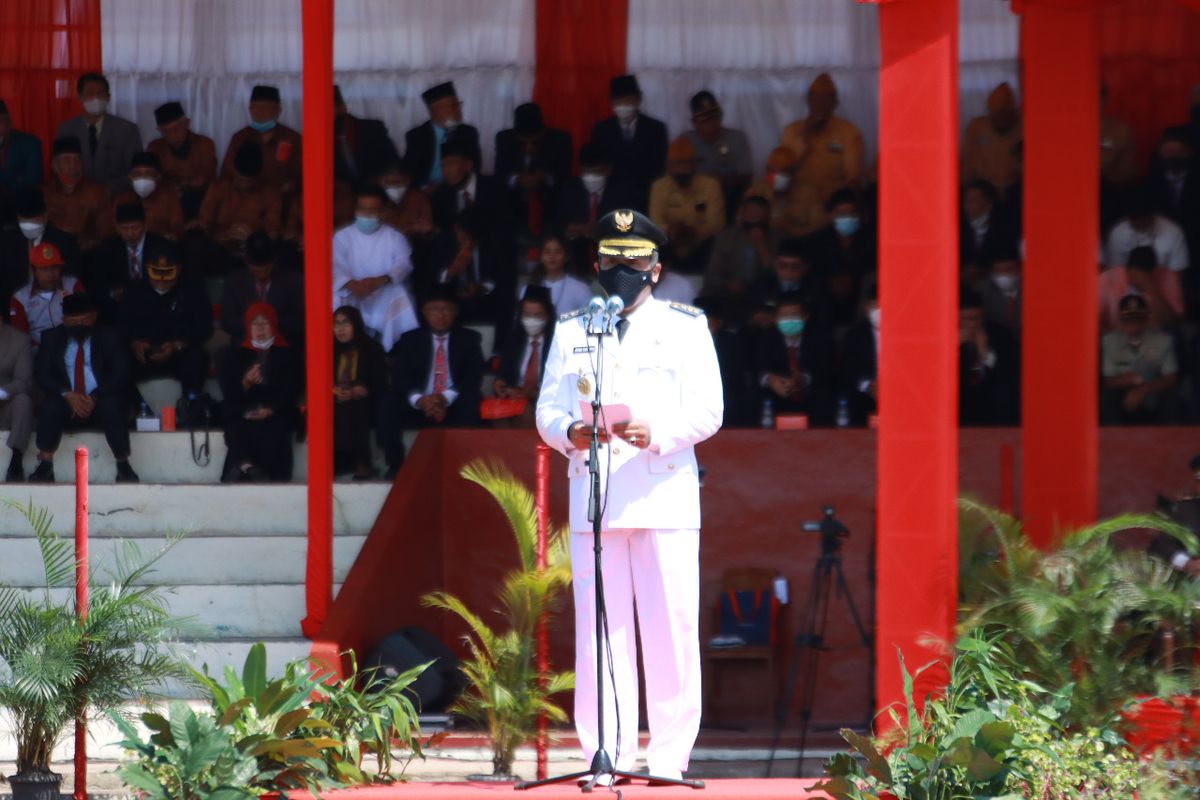 Bupati Wonogiri, Joko Sutopo membaca sambutan dalam peringatan HUT Ke-77 RI di Stadion Pringgodani, Wonokerto, Kota Wonogiri, Kabupaten Wonogiri, Jawa Tengah, Rabu (17/8/2022).
