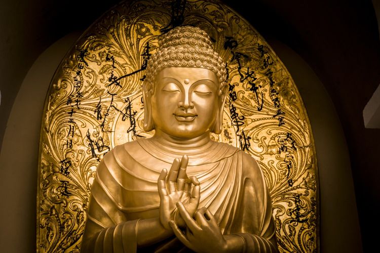 ilustrasi patung Buddha