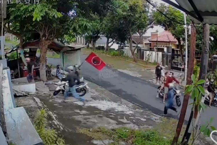 Viral sekelompok orang melakukan penyerangan membawa bendera PDIP di Kota Semarang