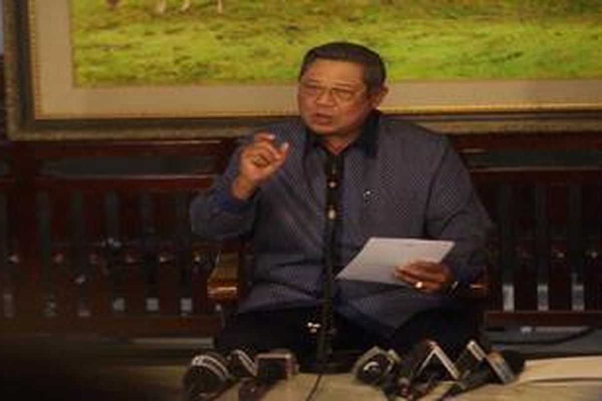 Ketua Dewan Pembina Partai Demokrat (PD) Susilo Bambang Yudhoyono memberikan keterangan pers di kediamamnnya di Puri Cikeas, Bogor, Jawa Barat, Minggu (5/2/2012). Susilo Bambang Yudhoyono diantaranya menjelaskan tentang situasi yang dihadapi Partai Demokrat, isu pencopotan Anas Urbaningrum sebagai Ketua Umum PD dan kader partai yang terlibat perkara hukum. 