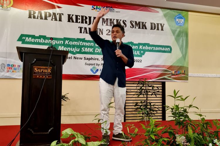 Muhammad Nur Rizal, Founder GSM, di hadapan 218 Kepala Sekolah SMK, Kepala Dinas Pendidikan dalam Rapat Kerja Musyawarah Kerja Kepala Sekolah SMK DIY pada 11 Januari 2022.