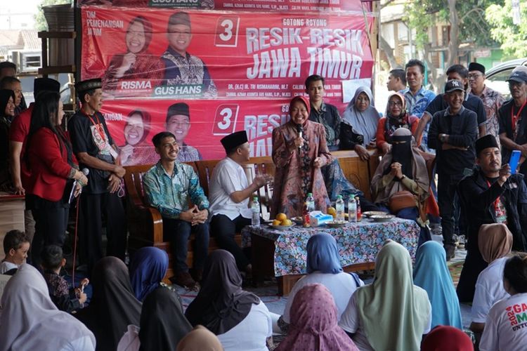 Calon Gubernur Jawa Timur Tri Rismaharini menerima aspirasi masyarakat saat meresmikan Posko Pemenangan Forum Komunikasi Relawan Resik-Resik Jawa Timur Pasuruan Raya, di Jalan Hasanudin, Kecamatan Panggung Rejo, Pasuruan, Jawa Timur, Jumat (8/11/2024).