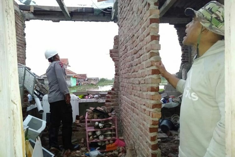 Tampak sebuah rumah rusak berat dengan tembok yang rubuh dan atap yang bolong setelah tersapu angin puting beliung di Kabupaten Bandung, Jumat (11/1/2019) sore tadi.