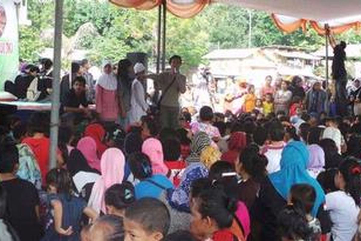 Warga Kampung Pedongkelan RT 06/RW 05 Kelurahan Kayu Putih, Kecamatan Pulogadung, Jakarta Timur, berkumpul di depan panggung menunggu kehadiran Gubernur DKI Jakarta Joko Widodo dan Menteri Sosial Salim Segaf Al-Jufry, Jumat (22/2/2013). Jokowi dan Salim akan mengadakan diskusi bersama anak jalanan dan orangtua.