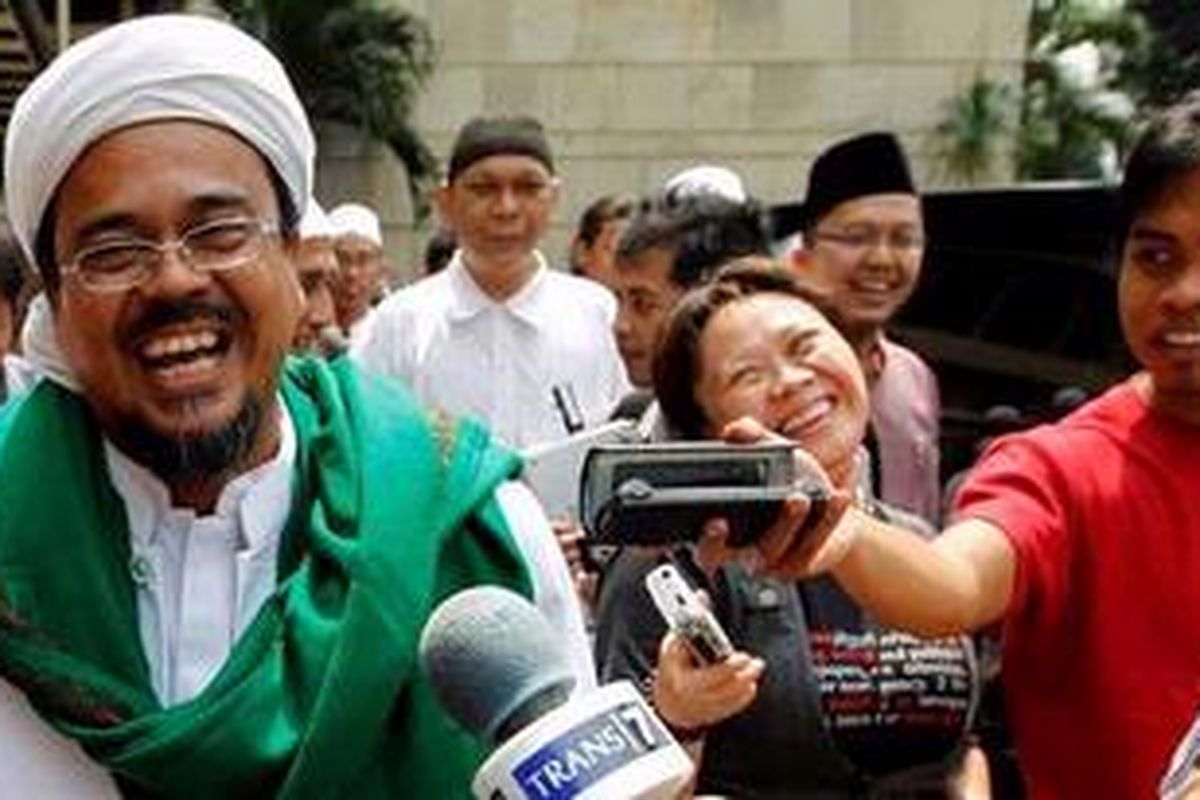 Habib Rizieq Jenguk Baasyir Ketua Umum DPP Front Pembela Islam Habib Rizieq tiba di Mabes Polri, Jakarta untuk menjenguk Amir Jamaah Anshorut Tauhid Abu Bakar Baasyir, Selasa (10/8/2010). Baasyir ditangkap karena diduga terkait pelatihan teroris di Aceh. Ada beberapa peran Baasyir yang dirilis Mabes Polri, salah satunya dia diduga mengetahui semua rangkaian aksi terorisme dari Aceh hingga Bandung. 