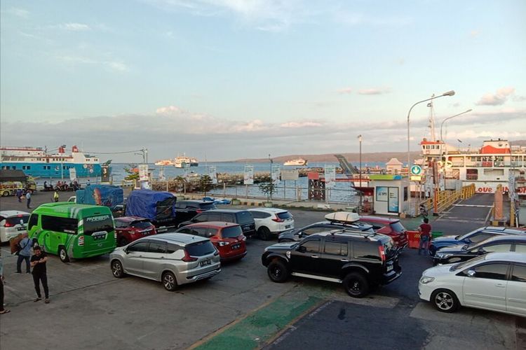 Aktivitas di Pelabuhan ASDP Ketapang Banyuwangi 