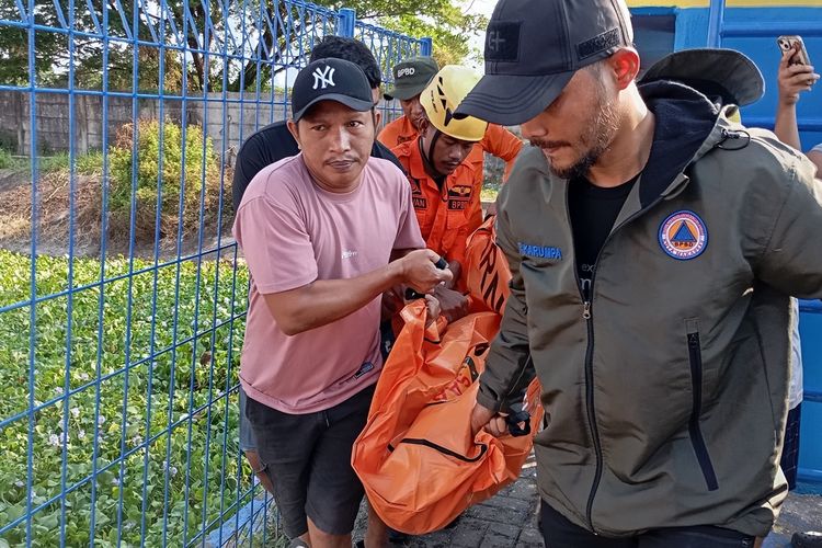 Petugas dan warga membawa kantong jenazah usai melakukan evakuasi kakek bernama Tutu Daeng Rani (67) usai ditemukan di kedalaman lima meter di kawasan pintu air Sungai Je'neberang, Jalan Manunggal, Kecamatan Tamalate, Kota Makassar, Sulawesi Selatan (Sulsel), Kamis (9/10/2025).