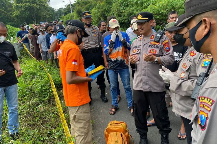Petugas melakukan evakuasi sosok jenazah laki-laki di Jalur Cangar atau jalur alternatif Kota Batu - Kabupaten Mojokerto, di Desa Pacet, Kecamatan Pacet, Kabupaten Mojokerto, Jawa Timur, Selasa (22/11/2022).