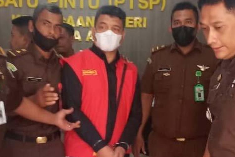 Penyidik Kejari Banda Aceh menahan Muhammad Zaini yang telah ditetapkan sebagai tersangka kasus dugaan korupsi pelaksanaan turnamen sepak bola internasional Tsunami Cup atau Aceh World Solidarity Cup (AWSC) tahun 2017, Senin (19/9/2022).
