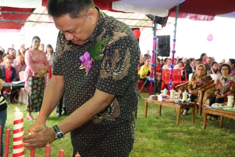 Prosesi Malam Natal dengan penyalaan lilin yang dipimpin oleh Gubernur Sulawesi Utara Olly Dondokambey.