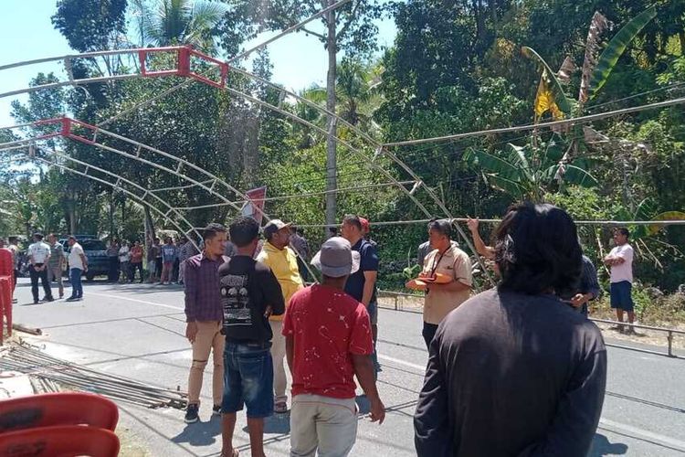 Lima orang warga desa Banggai, Kecamatan Duruka, Kabupaten Muna, Sulawesi Tenggara, kesetrum listrik saat sedang memasang tenda pernikahan, Jumat (8/9/2023). Akibatnya, seorang korban, Tasrim, tewas dan empat korban lainnya, menjalani perawatan di rumah sakit.