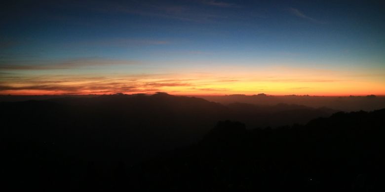 Suasana menjelang matahari terbit dilihat dari Puncak Danau Kelimutu, NTT.