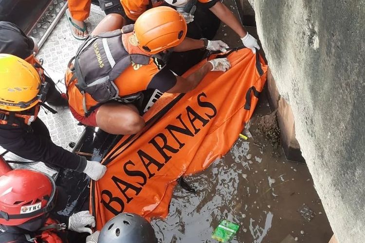 Petugas kebersihan yang tenggelam di Banjir Kanal Barat sejak tiga hari lalu berhasil ditemukan pagi ini, Sabtu (19/11/2022). Tim SAR gabungan telah menemukan korban tenggelam berinisial P (57) dalam keadaan meninggal dunia.