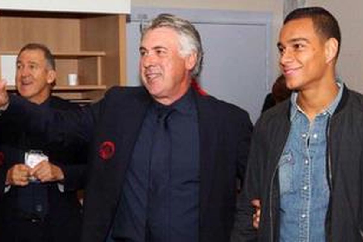 Bek Ajax Amsterdam, Gregory Van Der Wiel (kanan), kini resmi menjadi milik PSG.