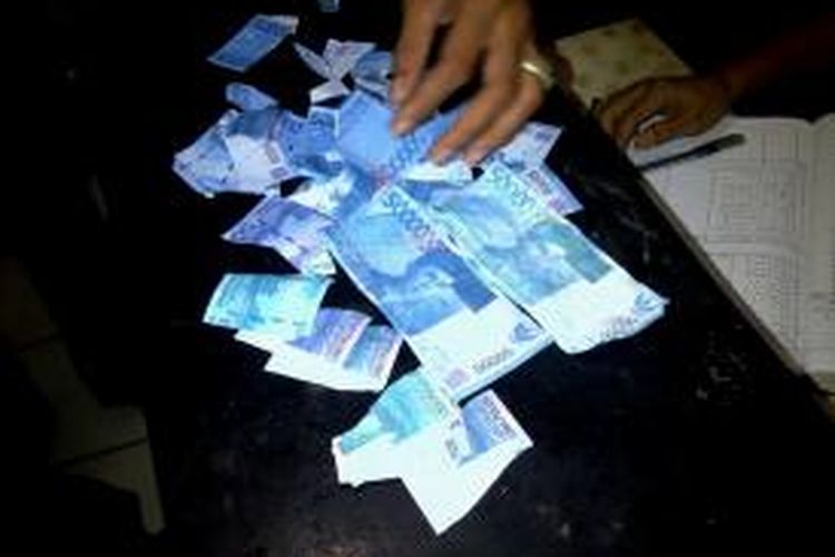 Uang palsu pecahan Rp 50.000 yang ditemukan oleh aparat Polres Kolaka saat sedang melakukan patroli di dalam kota Kolaka.