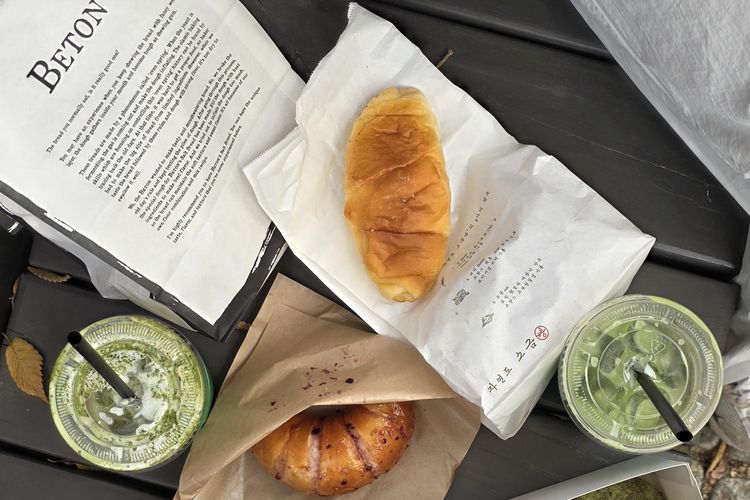 Kalau kalian sedang jalan-jalan, jangan lupa coba minta Gemini di HP Samsung kalian untuk merekomendasikan jajanan favorit kalian.
