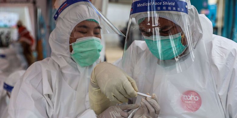 Tim medis Puskesmas Kecamatan Tanah Abang mengambil sampel lendir warga saat tes usap di Pasar Bendungan Hilir, Jakarta Pusat, Selasa (16/6/2020). Pemerintah Kota Jakarta Pusat melalui Kecamatan Tanah Abang melakukan rapid dan swab test COVID-19 yang diperuntukkan bagi para pedagang dan warga di sekitar pasar tersebut.