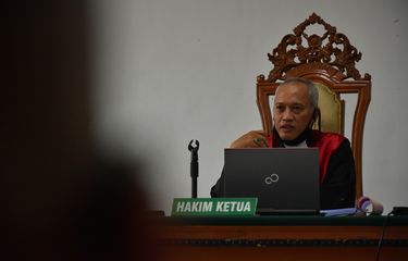 Ketua Majelis Hakim&nbsp;T. Benny Eko Supriyadi tengah membuka sidang perdana tiga petinggi Sunda Empire dengan mengetukan palu di Ruang Sidang II Pengadilan Negeri (PN) Bandung, Jalan L.L.R.E Martadinata, Kota Bandung, Kamis (18/6/2020). Sidang dengan agenda pembacaan dakwaan ini digelar secara virtual.