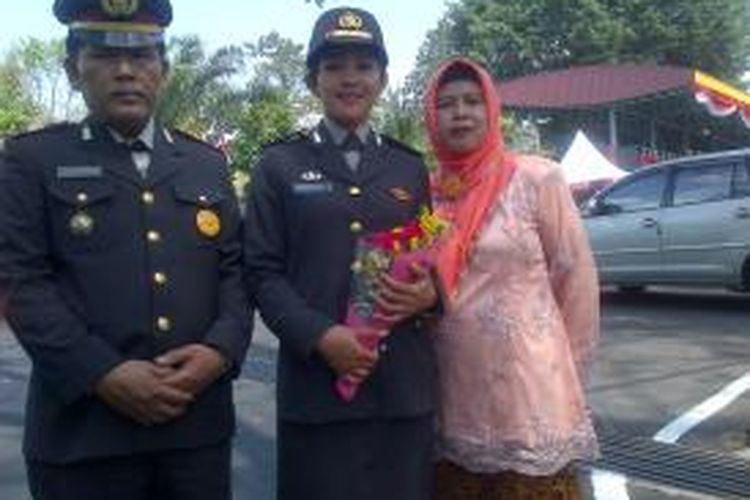 Inspektur Polisi Dua Nurull Kamila bersama dengan kedua orangtuanya.