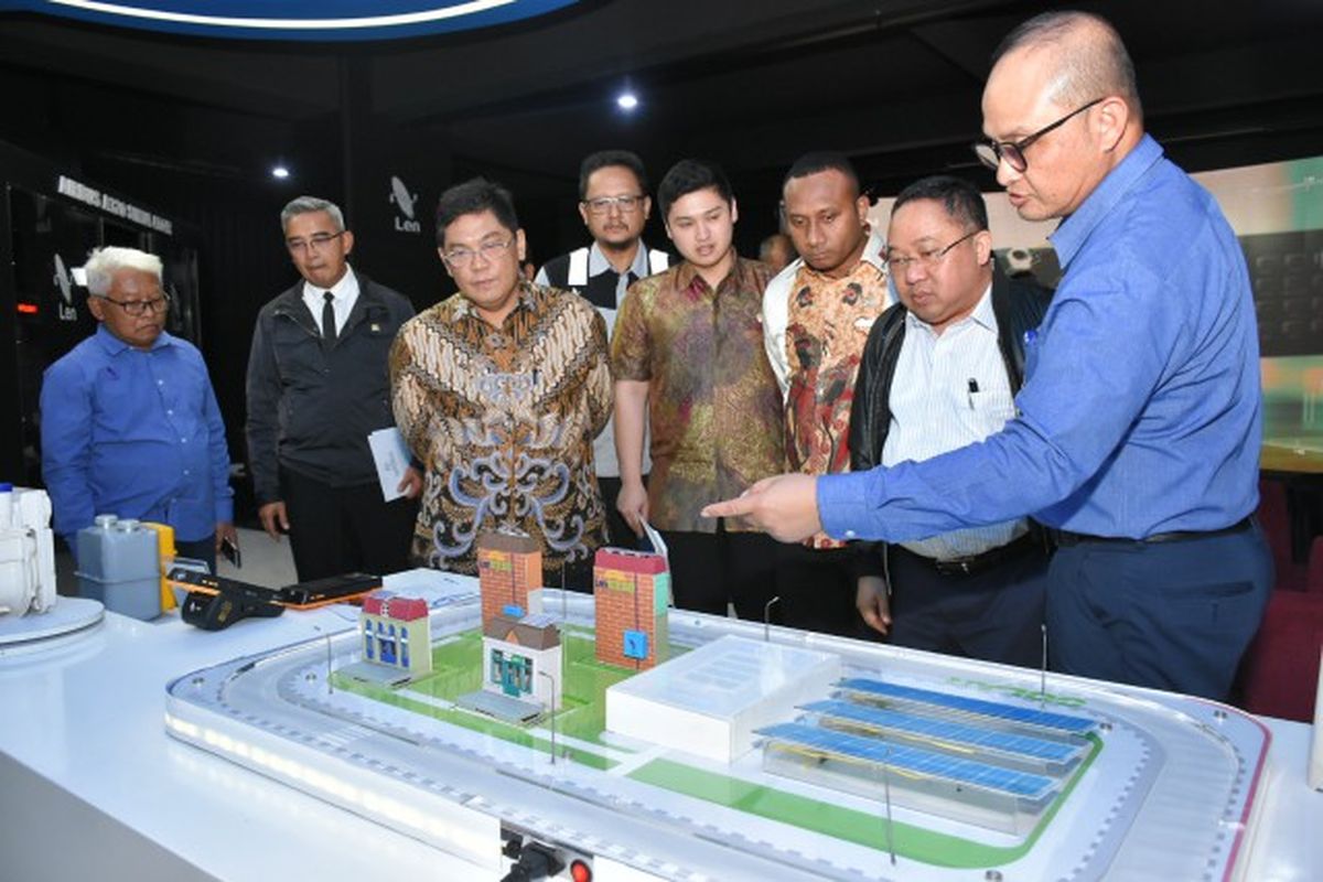 Tim Kunjungan Kerja Spesifik Komisi I DPR RI yang dipimpin oleh Wakil Ketua Komisi I Utut Adianto meninjau langsung PT. Len Industri (persero).