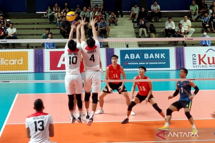 Pemain bola voli putra Indonesia Fahri Septian (kiri) dan Hendra Kurniawan (kiri) melakukan blok saat melawan Vietnam di Olympic Indoor Stadium Phnom Penh, Kamboja, Minggu (7/5/2023). ANTARA/Bayu Kuncahyo